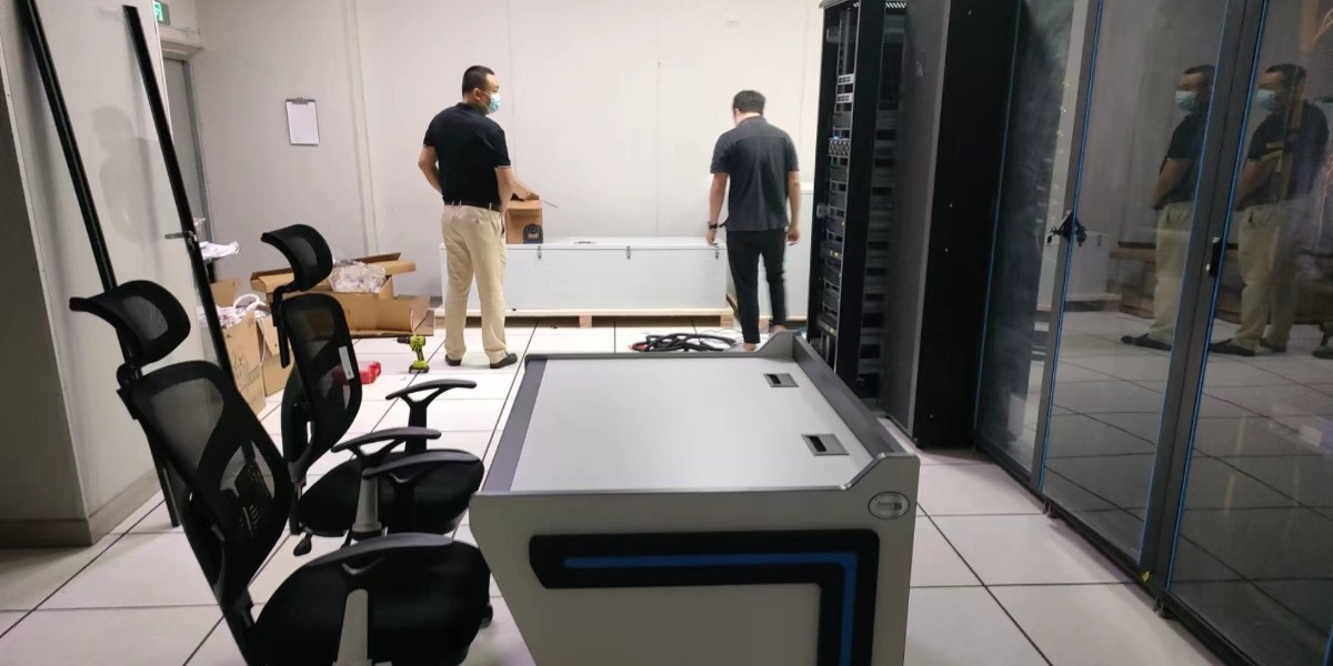 精致厂家为深圳国际低碳城供货机柜和操作台产品